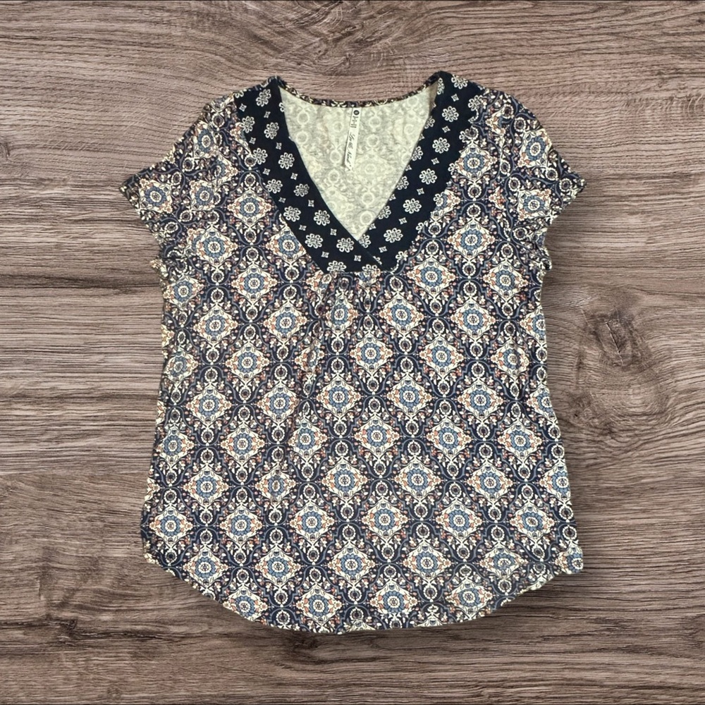 Leo &‎ Nicole Floral Patterned Women’s V-Neck Short Sleeve Blouse Size Medium